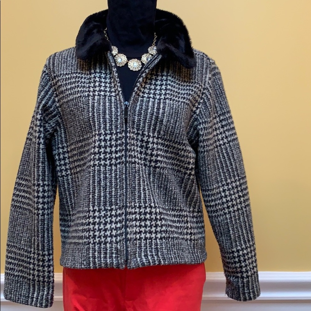 Houndstooth faux fur collar.   Sweater or Coat.